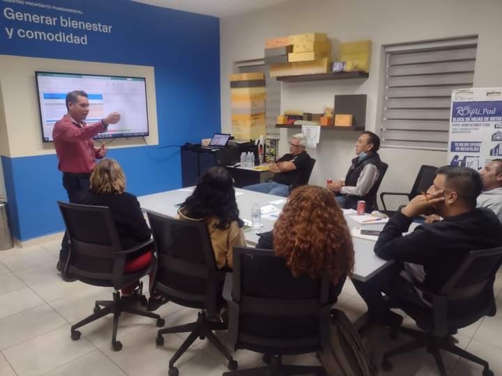 Presentación en sala de juntas con pantalla