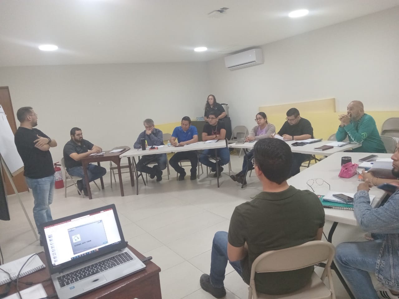 Sesión de capacitación con grupo