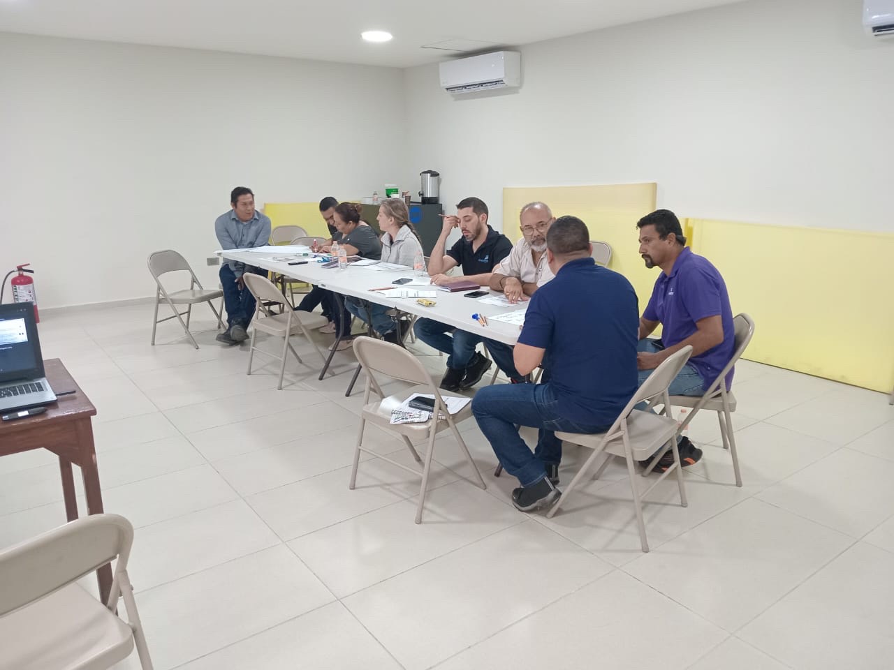 Participantes en mesa de capacitación